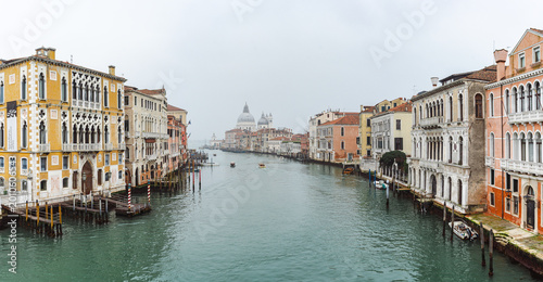 Foto views of santa maria della salute basilica from accademia bridge in venice, ital