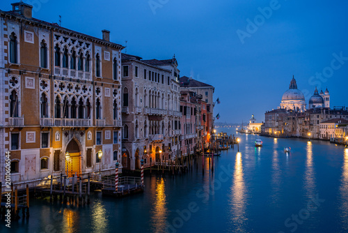Konstfotografi views of santa maria della salute basilica from accademia bridge in venice, ital