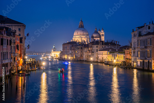 Foto views of santa maria della salute basilica from accademia bridge in venice, ital