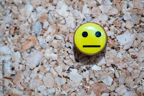 Tableau sur toile Yellow Neutral Face Thumbtack Pin on Cork Board