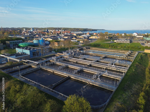 Fotografie Danish wastewater treatment plant featuring multiple filtration basins, processi