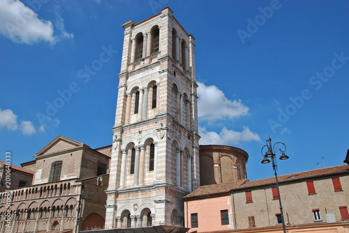 Tableau sur toile Il campanile della Cattedrale di Ferrara in Emilia-Romagna, Italia