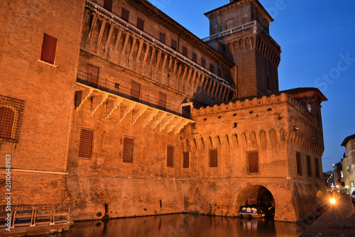 Bild auf Leinwand Il Castello Estense di notte a Ferrara, Emilia-Romagna, Italia.
