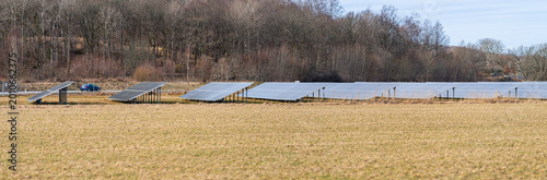 Εκτύπωση καμβά Solar panel array in open field generating renewable energy in rural landscape