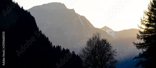 Valokuva a beautiful european alps valley sundown