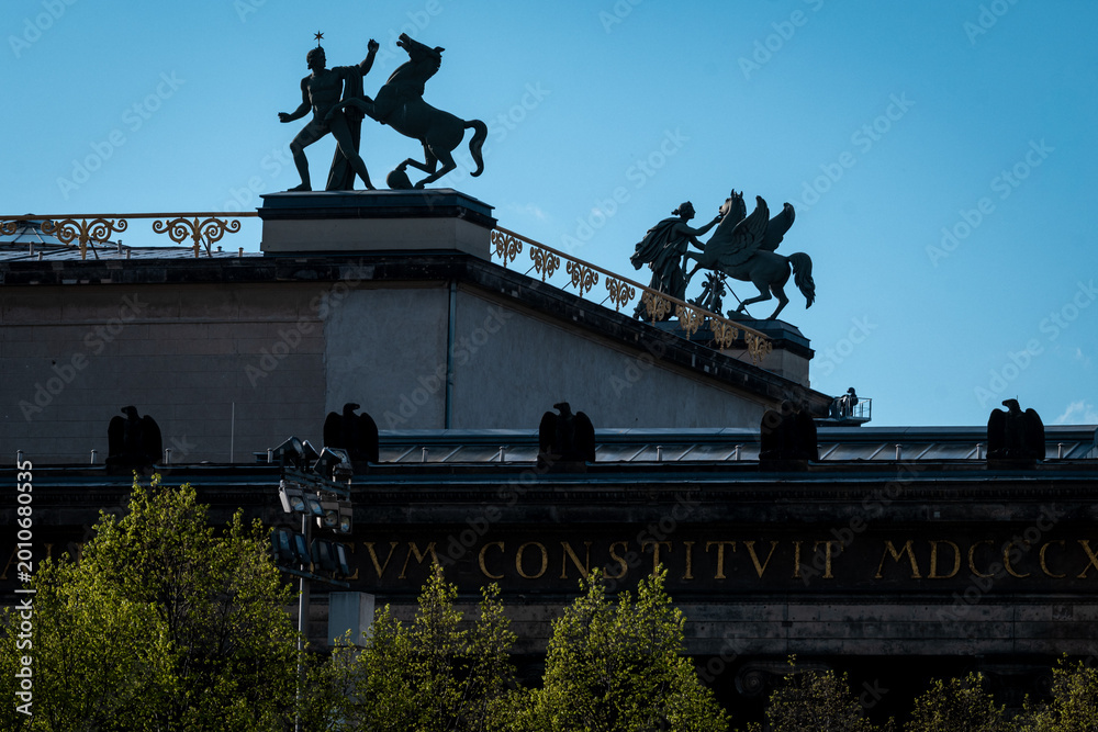 Obraz premium Rooftop sculptures with Pegasus on a historic building in Berlin