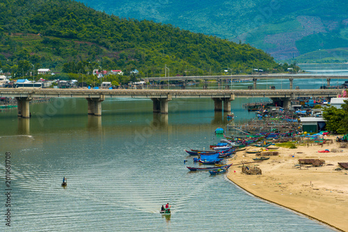 Foto Vietnamese daily life: fishermen and their traditional items with bridge and mou