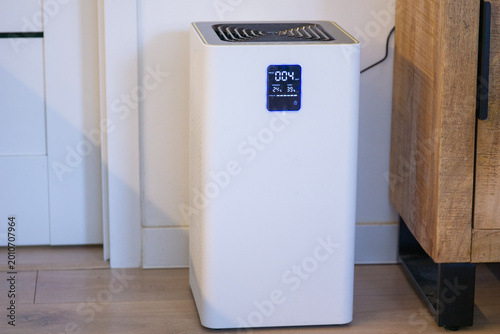 Foto white air washer for allergy relief and asthma prevention standing on floor with
