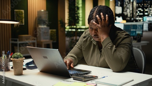 Foto Anxious female consultant struggling to stay awake and overcome tension, dealing with intense workload after hours at the office
