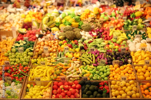 Fotografía Marché miniature détaillé avec étals de fruits et légumes colorés