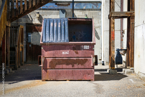 Canvas Print Urban alley with rundown building