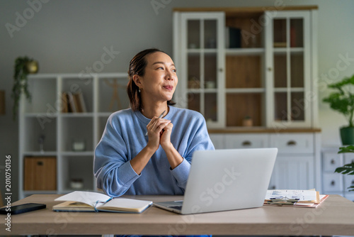 Bilde på lerret Woman working from home generating new ideas