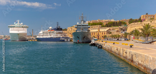 Fotografi View of the harbor in Valletta, Malta with cruise ships, naval vessel, waterfron