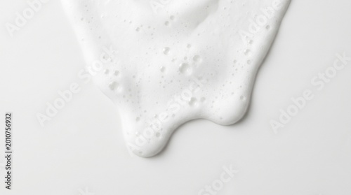 Foto Airy white soapy foam texture drips against a clean background representing skin care purity