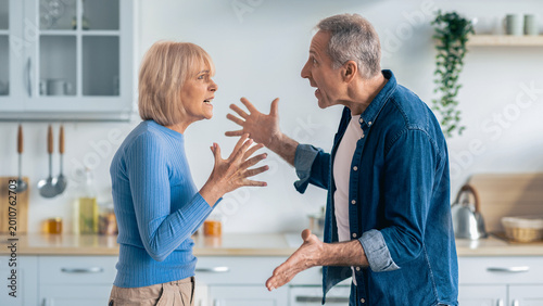 Φωτογραφία A man and a woman are having a tense argument in their kitchen