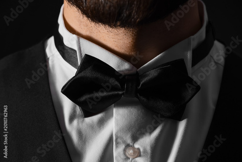 Fotografía Man with stylish bow tie on dark background, closeup