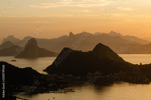 Billede på lærred Final de tarde na Baía de Guanabara com montanhas do Rio de Janeiro, Brasil