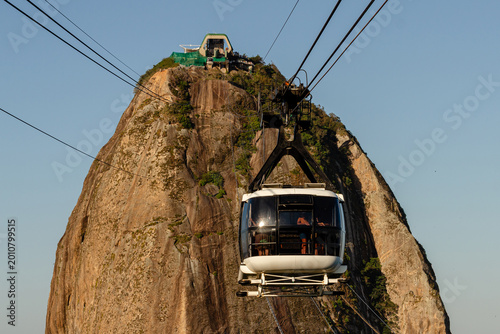 Bondinho com o morro do Pão de Açúcar ao fundo - Rio de Janeiro, Brasil