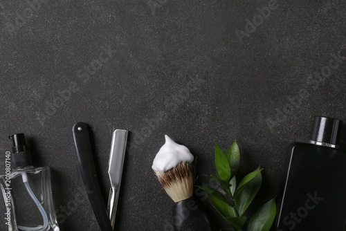 Set of shaving accessories ...
