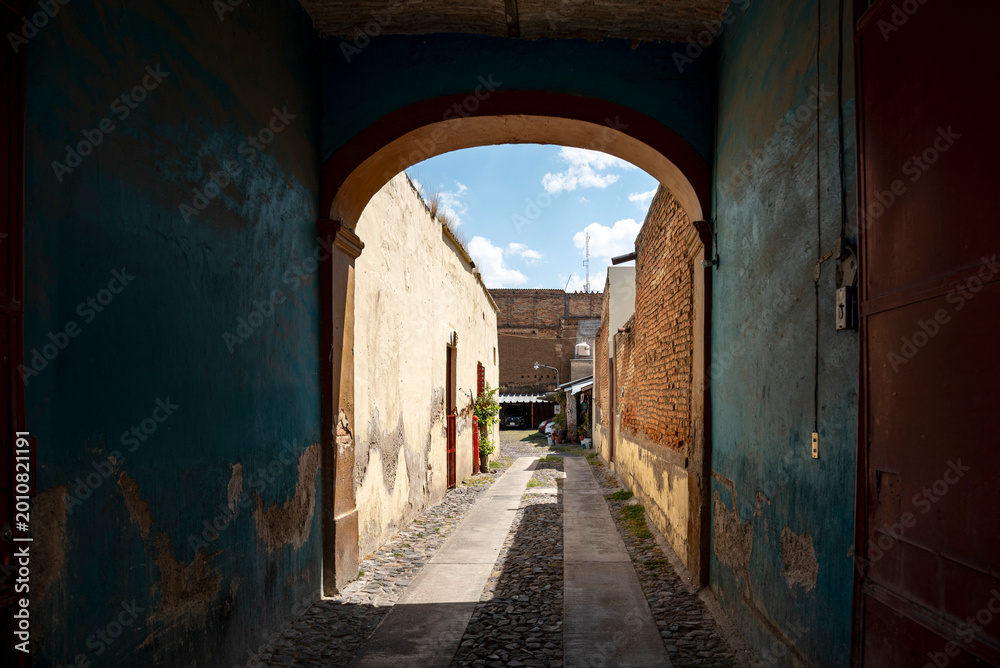 Fototapeta premium calle, arquitectura, viejo, gemas, edificio, arco, antiguas, callejuela, puerta, italia, poblado, muro, casa, angosta, house of god, pueblo, medieval, cristaleras, viajando, ciudad, italiana, antigüed