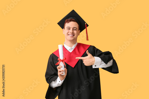 Male graduating student poi...