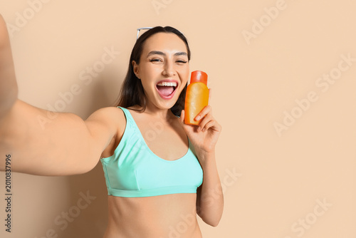 Young woman with sunscreen ...