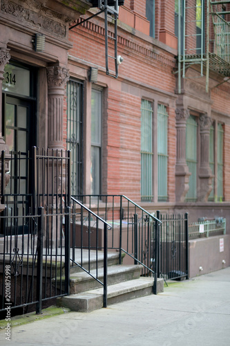 Foto Serene Urban Area Featuring Attractive Townhouses And Soft Illumination new york