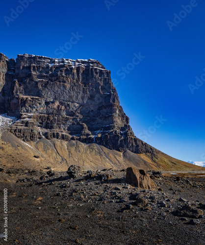 Φωτογραφία Dark, craggy Mountain in Iceland