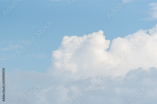 Foto Bright blue sky with fluffy white clouds creating calm peaceful atmosphere natur