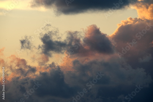 春の夕焼け空の雲