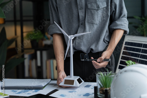 Foto Electrical engineer working with wind turbine model sustainable energy concept