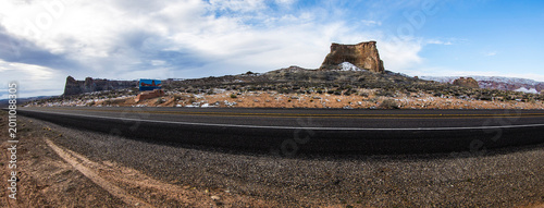 Foto Panoramic View of a Desert Landscape With Dramatic Rock Formations and Clear Ski