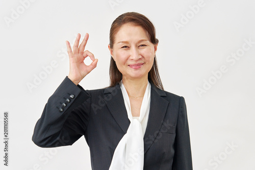 Fotografia 白背景でOKサインをする女性