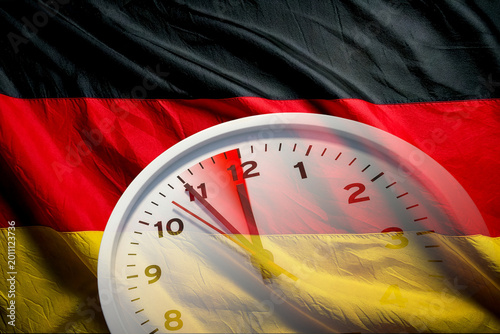 Flagge von Deutschland und eine Uhr 5 vor 12 als Symbol für die Dringlichkeit von Reformen und Veränderungen