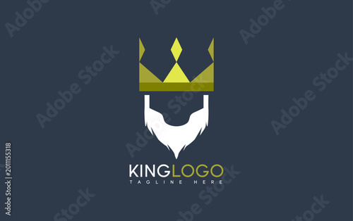 Foto Bold crown sits atop a stylized white beard