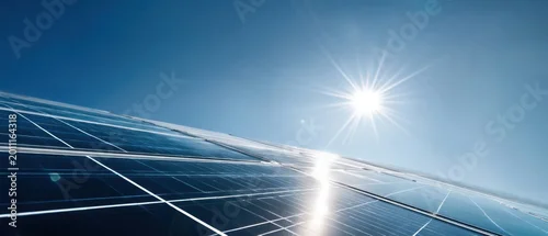 Panel kuchenny z motywem The Solar Panels Reflecting Sunlight Under a Clear Blue Sky at Horizon