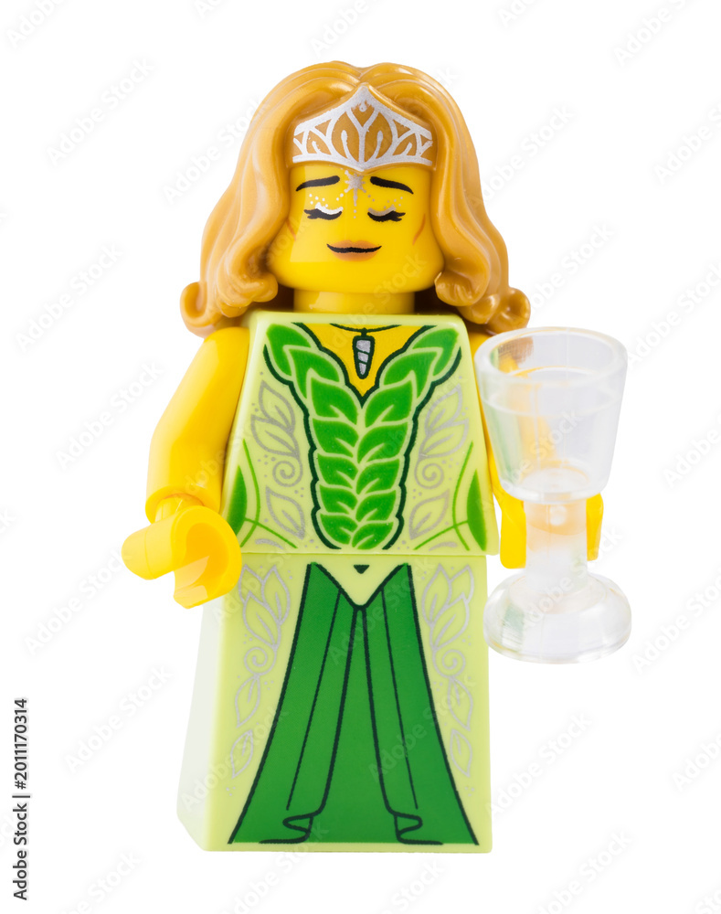 Fototapeta premium Dortmund - Deutschland 6. Mai 2026 - Lego Minifigur Elbin mit Krone und und Glas in der Hand 