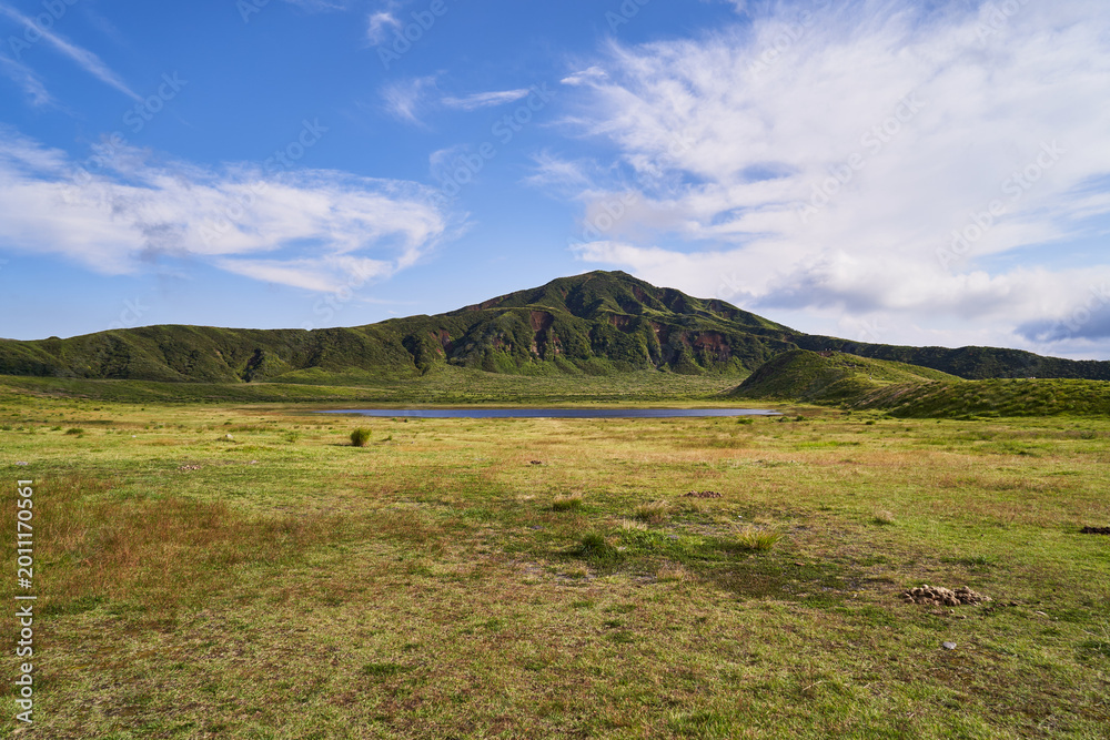 Fototapeta premium 熊本県 烏帽子岳と草千里ヶ浜