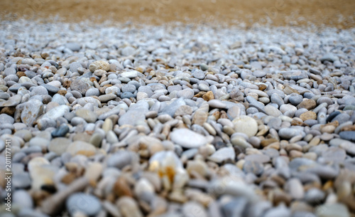 Foto Low angle perspective across a vast expanse of smooth grey rocks on a tranquil b