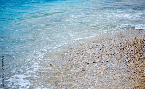 Tableau sur toile Clear sea water washing softly over a pristine gravel and pebble beach