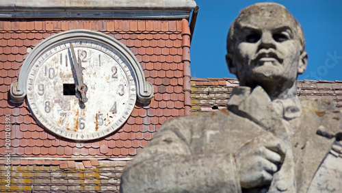 Foto Kurz vor 12 für Lenin und seine Ideologie