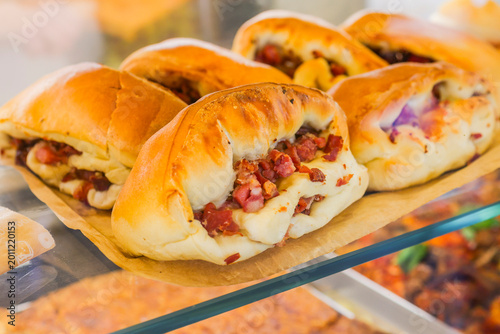 Canvastavla Panini napoletani appena sfornati, ripieni di salumi e formaggi, messi in vetrin