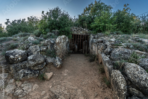 Cuadro en lienzo dolmen of Llanera, final Neolithic (3,500 years BC), (Solsonès), Cultural proper