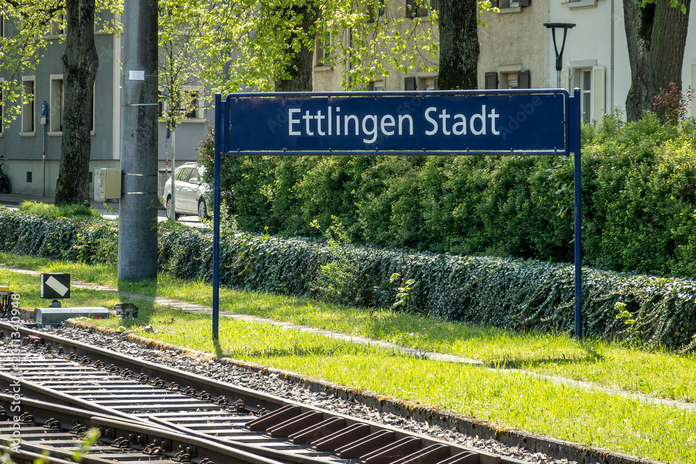 Obraz premium Haltestellenschild Ettlingen Stadt an Straßenbahngleisen in Ettlingen, Baden-Württemberg, Deutschland