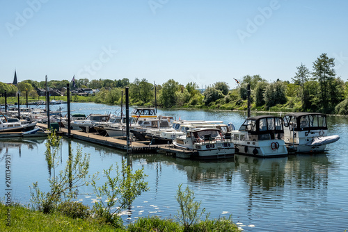 Boote im kleinen Yachthafen an der Maas, Eijsden, Limburg, Niederlande