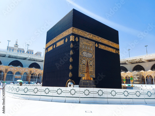 фотографія A serene and majestic view of the Kaaba located at the center of Masjid al-Haram