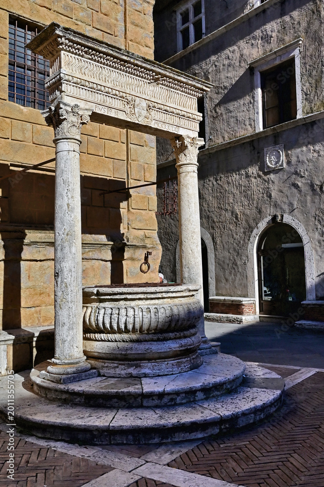 Fototapeta premium Pienza, il pozzo dei cani, in Piazza Pio II, Val d'Orcia, Toscana