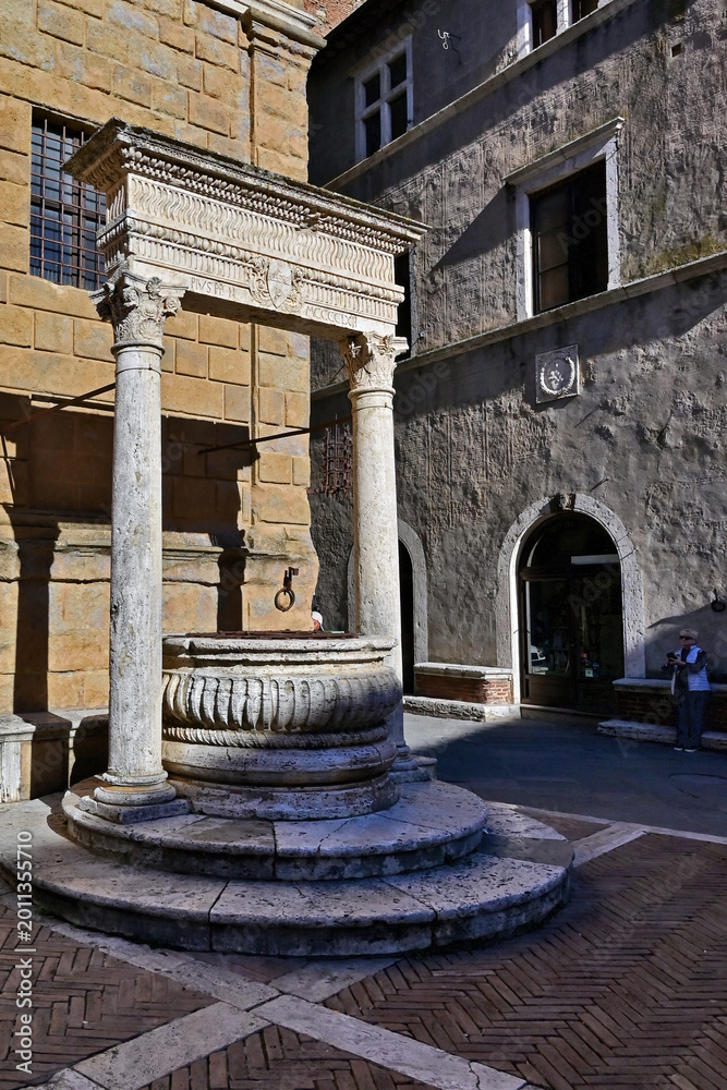 Fototapeta premium Pienza, il pozzo dei cani, in Piazza Pio II, Val d'Orcia, Toscana