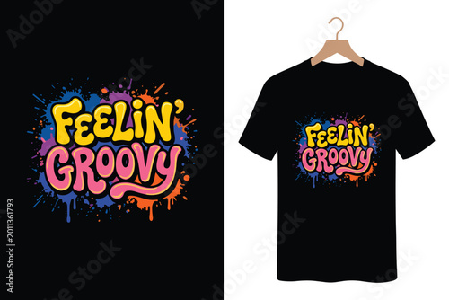 Foto Feelin groovy retro typography t-shirt design featuring colorful paint splatter