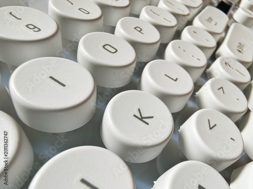 Φωτογραφία A close-up of a keyboard with a distinctive retro aesthetic.